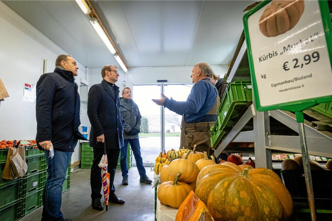 Gemarkungslauf: Unterwegs in Backnangs kleinsten Weilern Im Gespräch (von links): Erster Bürgermeister Stefan Setzer, OB Maximilian Friedrich, Karl Scheib (Ortsvorsteher Maubach) und Ottmar Dänzer von der Biolandgärtnerei.