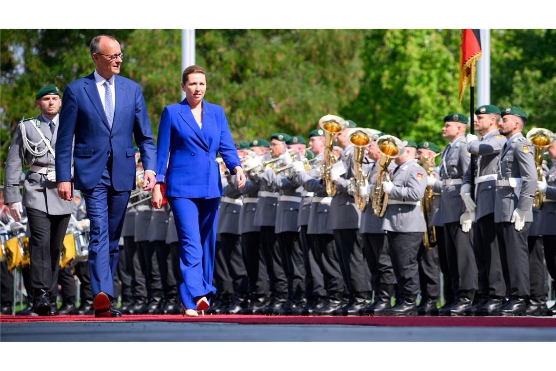 Bilder des Tages Im Gleichschritt: Mette Frederiksen, Ministerpräsidentin von Dänemark, wird von Bundeskanzler Friedrich Merz mit militärischen Ehren vor dem Bundeskanzleramt begrüßt.