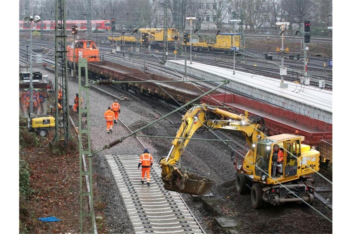 Bund: Viele Baustellen wegen Sanierungsstau im Schienennetz Im Gleisbereich am Hauptbahnhof in Hamburg wird gearbeitet. Foto: Bodo Marks/dpa/Archiv