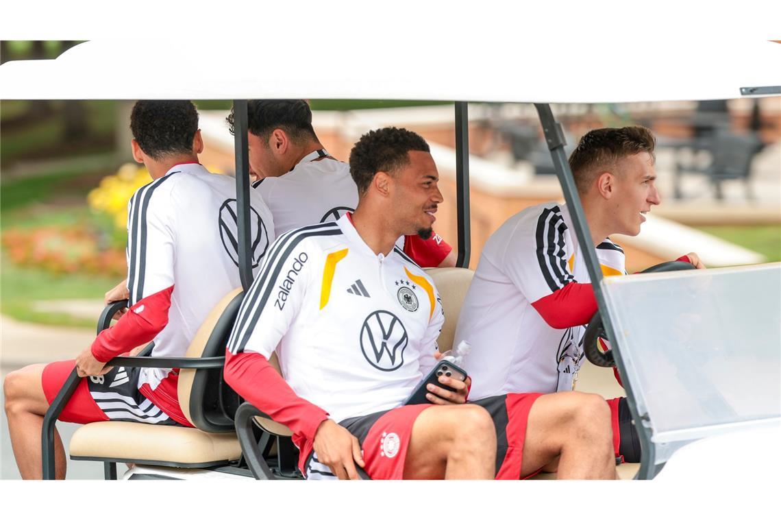 Im Golf-Cart ging es für einige Nationalspieler zum Training.