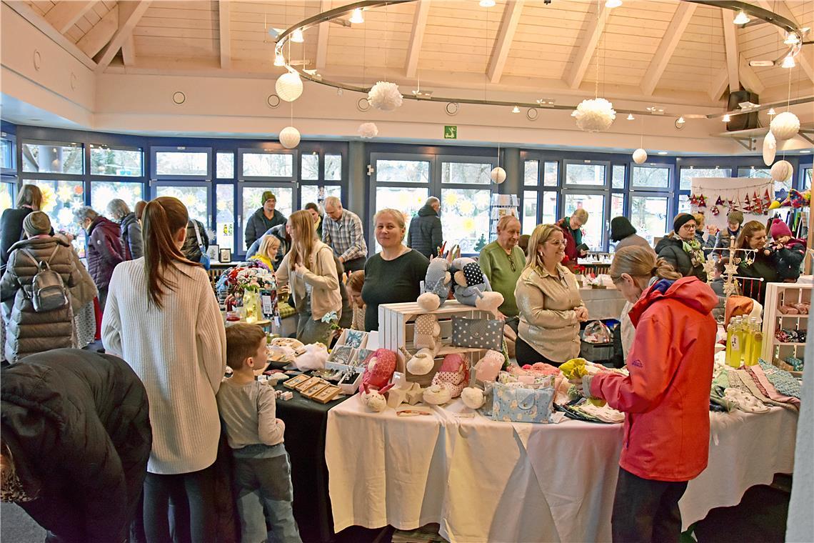 Im großen Sitzungssaal bieten die Hobbykünstler ihre Arbeiten an. Adventlicher H...