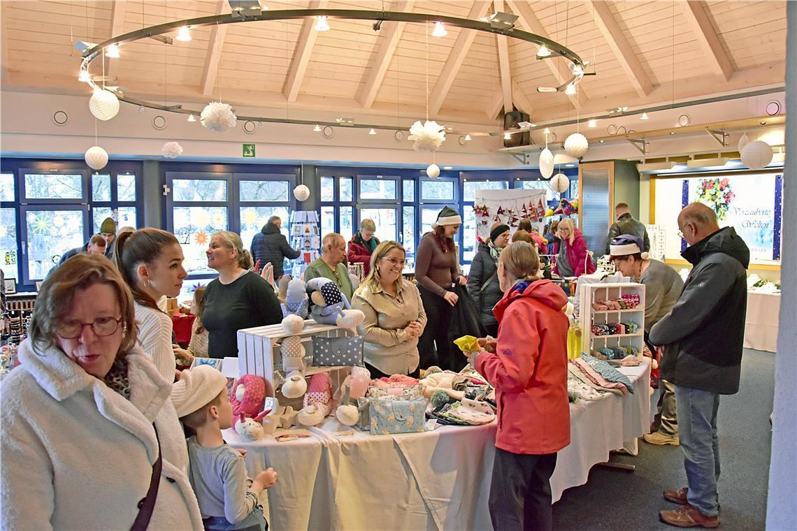 Im großen Sitzungssaal bieten die Hobbykünstler ihre Arbeiten an. Adventlicher H...