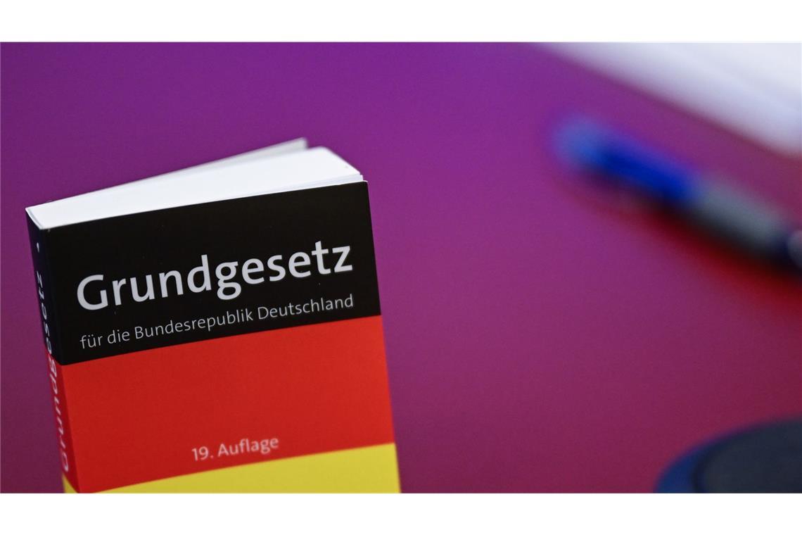 44 Prozent raten zu Vorsicht bei Meinungsäußerung Im Grundgesetz steht das Recht auf Meinungsäußerung.
