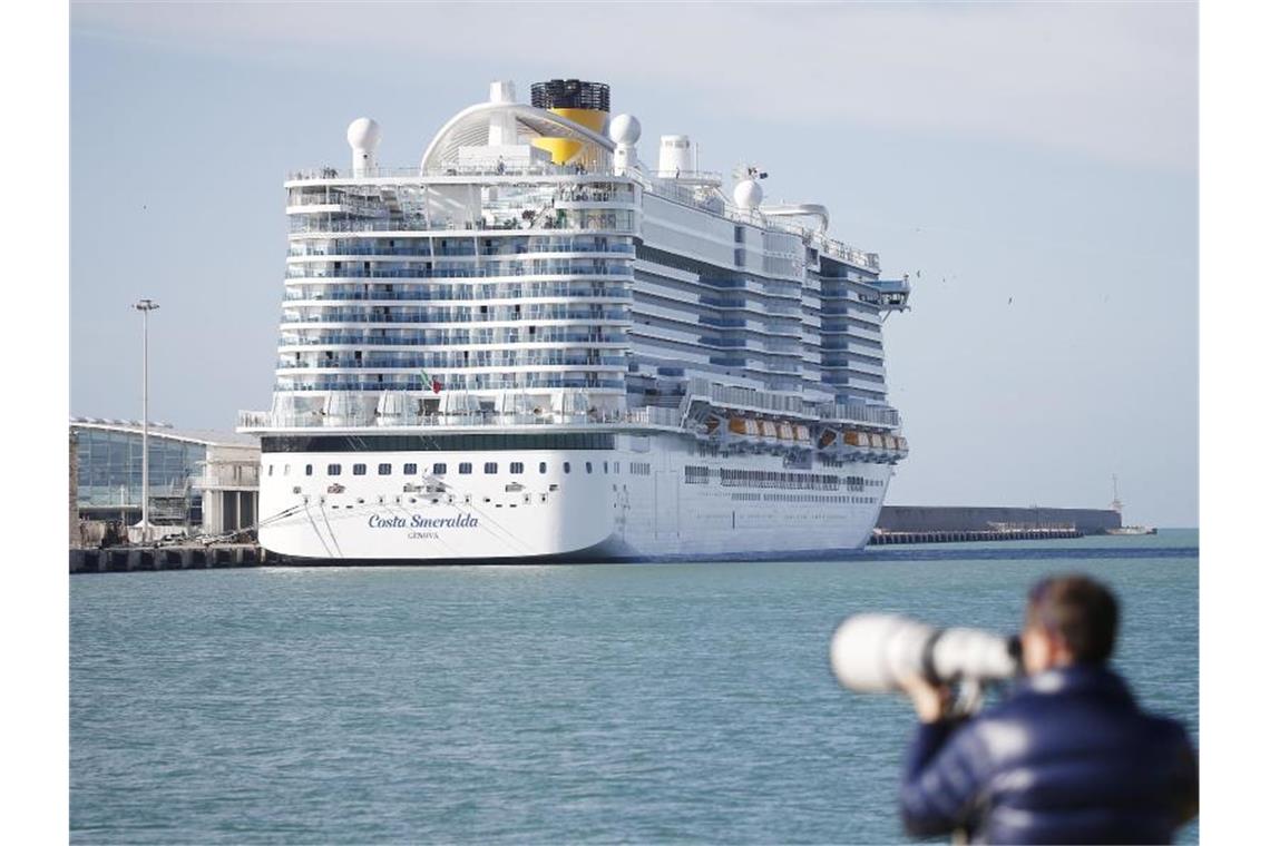 Im Hafen der italienischen Stadt Civitavecchia müssen rund 7000 Menschen an Bord des Kreuzfahrtschiffes „Costa Smeralda“ ausharren. Foto: Cecilia Fabiano/LaPresse via ZUMA Press/dpa