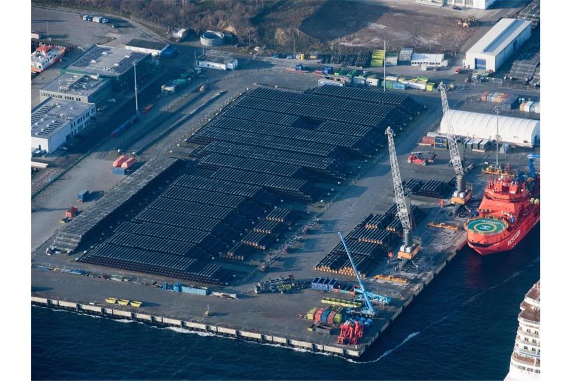 Im Hafen von Mukran auf Rügen lagern noch Rohre für die Ostsee-Pipeline Nord Stream 2. Eine vom Land Mecklenburg-Vorpommern geplante Stiftung soll offenbar die Fertigstellung der umstrittenen Gasleitung sichern. Foto: Stefan Sauer/dpa-Zentralbild/dpa