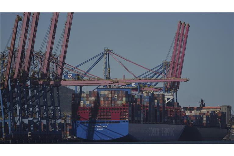 Im Hafen von Santos in Brasilien wird Fracht auf ein Containerschiff geladen.