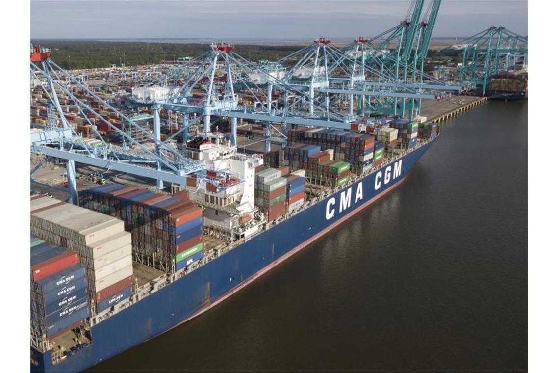 Im Hafen von Norfolk in Virginia wird ein Containerschiff entladen. Im Handelsstreit zwischen Washington und Peking ist weiter kein Ende abzusehen. Foto: Steve Helber/AP