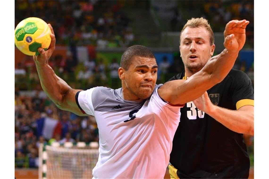 Im Halbfinale bei den Olympischen Spielen 2016 wirft Daniel Narcisse (l) zwei Sekunden vor der Schlusssirene gegen Deutschland das Siegtor für Frankreich. Foto: Lukas Schulze