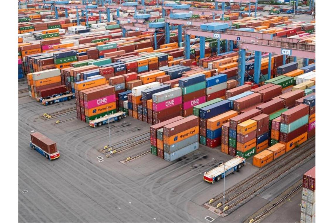 Im Hamburger Hafen lagern Container. Foto: Daniel Reinhardt/dpa