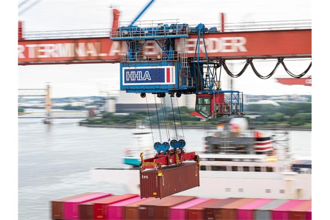 Nach dem Krisenjahr: Hoffnung für deutsche Konjunktur wächst Im Hamburger Hafen wird ein Container verladen. Die deutschen Exporte sind im November leicht gestiegen. Foto: Daniel Reinhardt/dpa