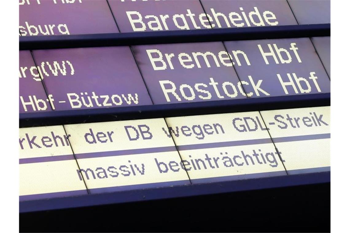 Streik der Lokführer geht weiter Im Hamburger Hauptbahnhof wird auf den Streik hingewiesen. Foto: Bodo Marks/dpa