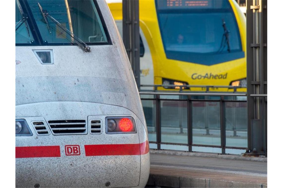 Go Ahead baut sein Angebot in Baden-Württemberg aus Im Hauptbahnhof steht ein ICE der Deutschen Bahn (l) neben einem Zug des Unternehmens Go Ahead. Foto: Stefan Puchner/dpa/Archiv