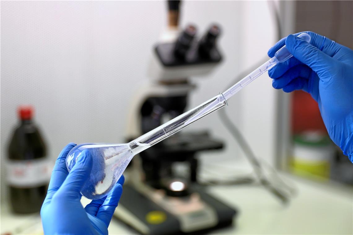 Landkreis plant Corona-Testzentrum Im Hauptlabor des Rems-Murr-Kreises gibt es angesichts der steigenden Coronainfektionszahlen einen Rückstau an Proben. Foto: B. Büttner
