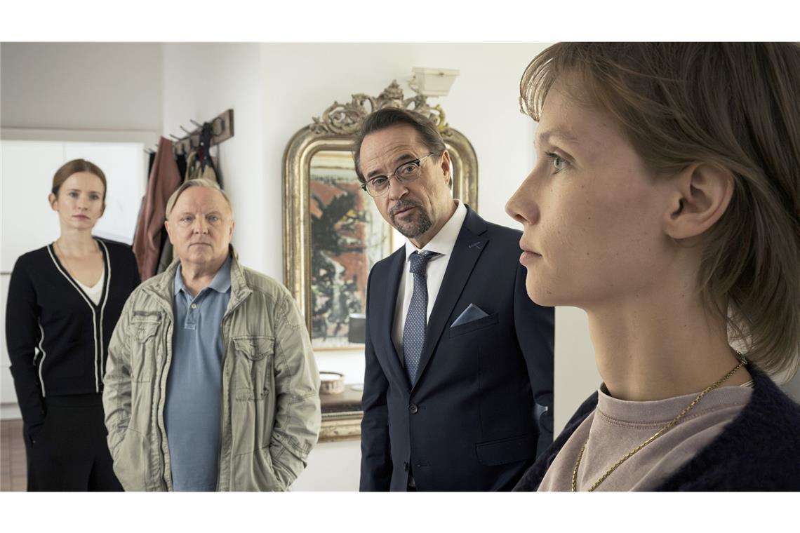 Wie war „Fiderallala“, der neue „Tatort“ aus Münster? Im Haus von Solveig Menke (Adina Vetter, l.) konfrontieren Frank Thiel (Axel Prahl, 2.v.l.) und Prof. Karl-Friedrich Boerne (Jan Josef Liefers, 2.v.r.) deren Tochter Fraya Menke (Meira Durand, r.) damit, dass ihre DNA am Mordopfer nachgewiesen wurde.