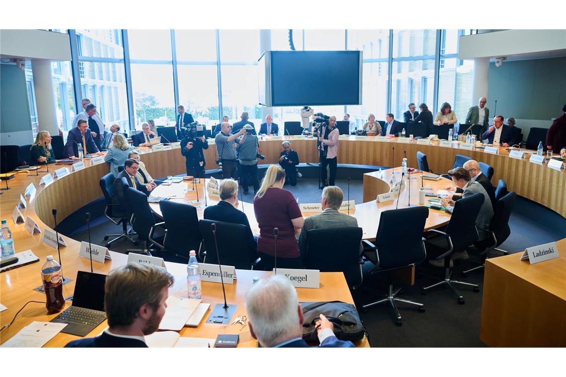Opposition sieht nach Sudhof-Befragung weiter offene Fragen Im Haushaltsausschuss soll es erneut um die Maskendeals der Regierung gehen. (Archivbild)