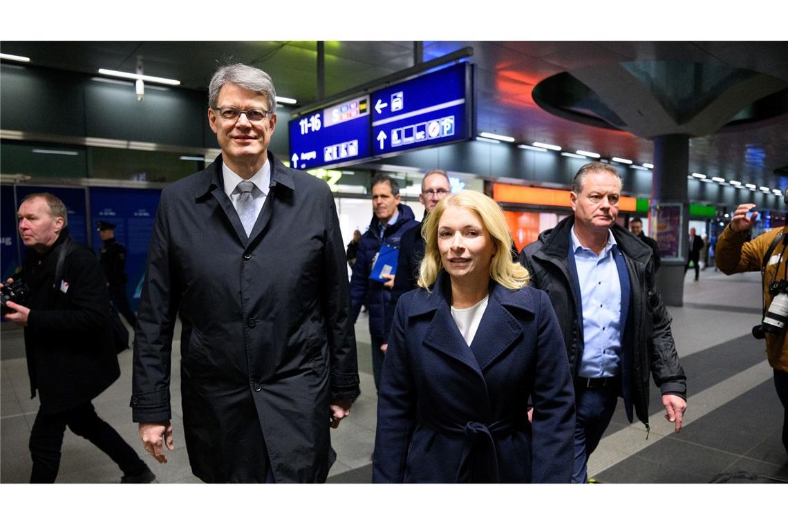 Im Herbst forderte Minister Schnieder drei Sofortprogramme bei der Bahn für mehr Kundenzufriedenheit. Das erste wurde nun gestartet - an der Pünktlichkeit wird sich dabei aber nichts verbessern.
