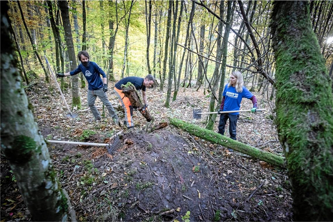 Im Herbst hat das Team um Bastian Burr, Markus Oesterle und Janet Weick (von links) einen Trail im Plattenwald angelegt. Foto: A. Becher