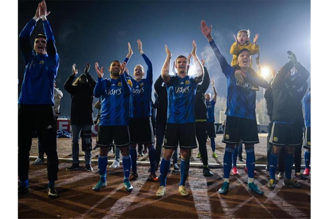 Im Hermann-Neuberger Stadion feiern die Saarbrücker Spieler den Einzug ins Viertelfinale des DFB-Pokals. Foto: Oliver Dietze/dpa