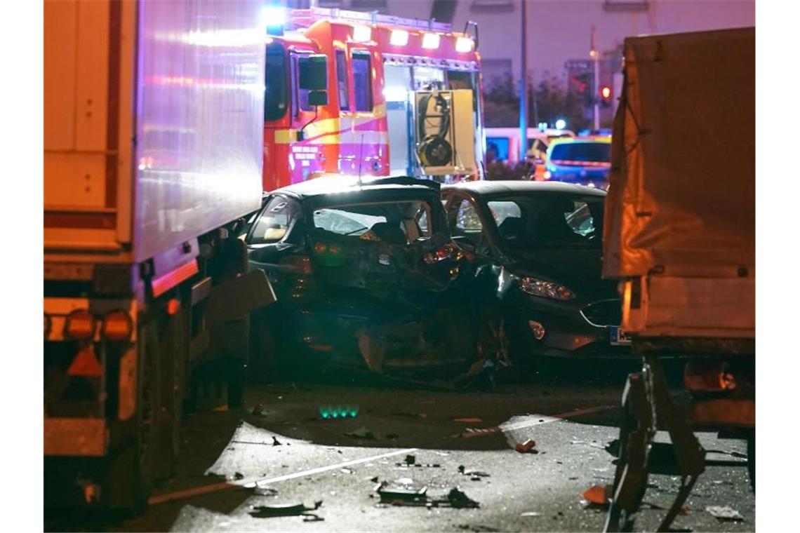 Im hessischen Limburg ist ein Lastwagen auf mehrere vor einer roten Ampel stehende Fahrzeuge aufgefahren. Foto: Thorsten Wagner/dpa