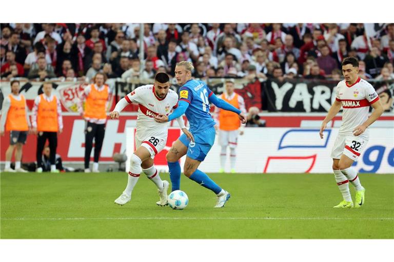 Im Hinspiel gewann der VfB mit Deniz Undav (li., gegen Marvin Schulz) zu Hause gegen Holstein Kiel mit 2:1.
         
           Foto: imago
           /Robin Rudel