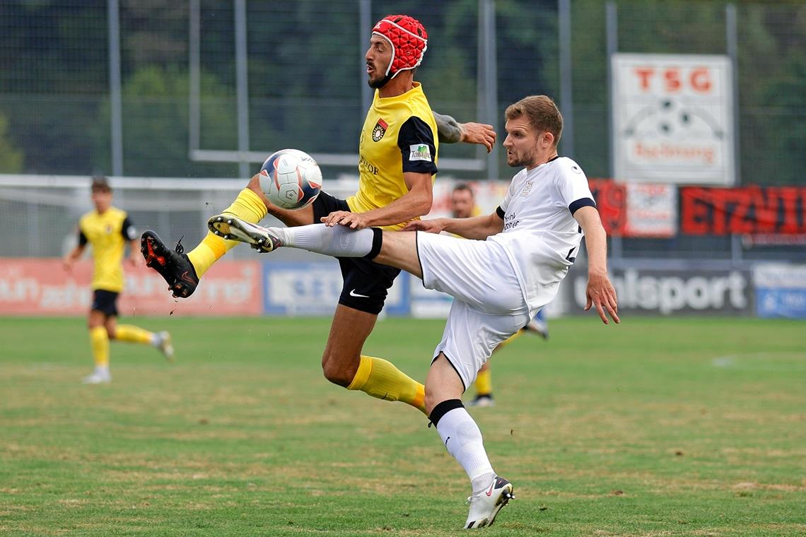 SG Sonnenhof gegen TSG Backnang: Oberliga-Derby gleicht einem Pokalspiel Im Hinspiel haben sich Aspachs Dominik Salz und Backnangs Jannik Dannhäußer (vorne) packende Zweikämpfe geliefert. Foto: Volker Müller