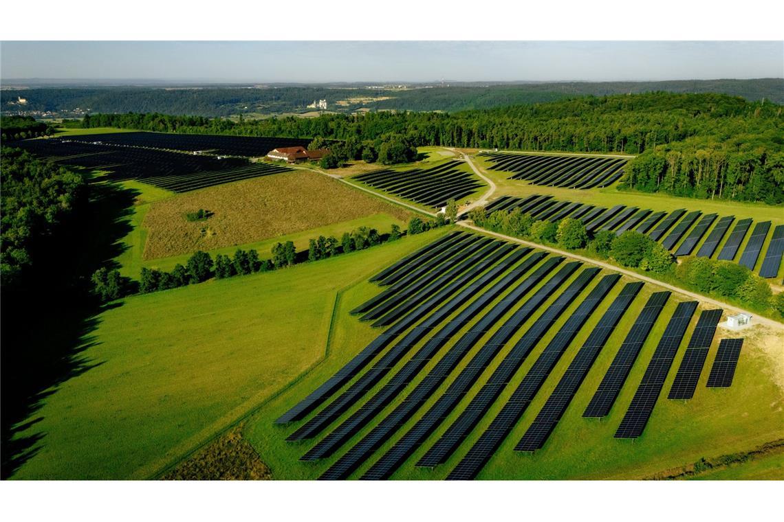 Im Hintergrund sieht man den Böttinger Hof, auf dessen früherer Ackerfläche jetzt der Solarpark der EnBW errichtet worden ist.