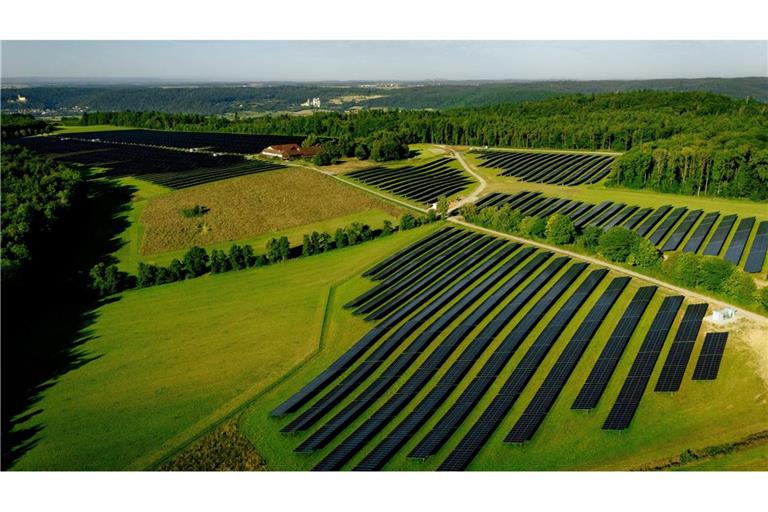 Im Hintergrund sieht man den Böttinger Hof, auf dessen früherer Ackerfläche jetzt der Solarpark der EnBW errichtet worden ist.