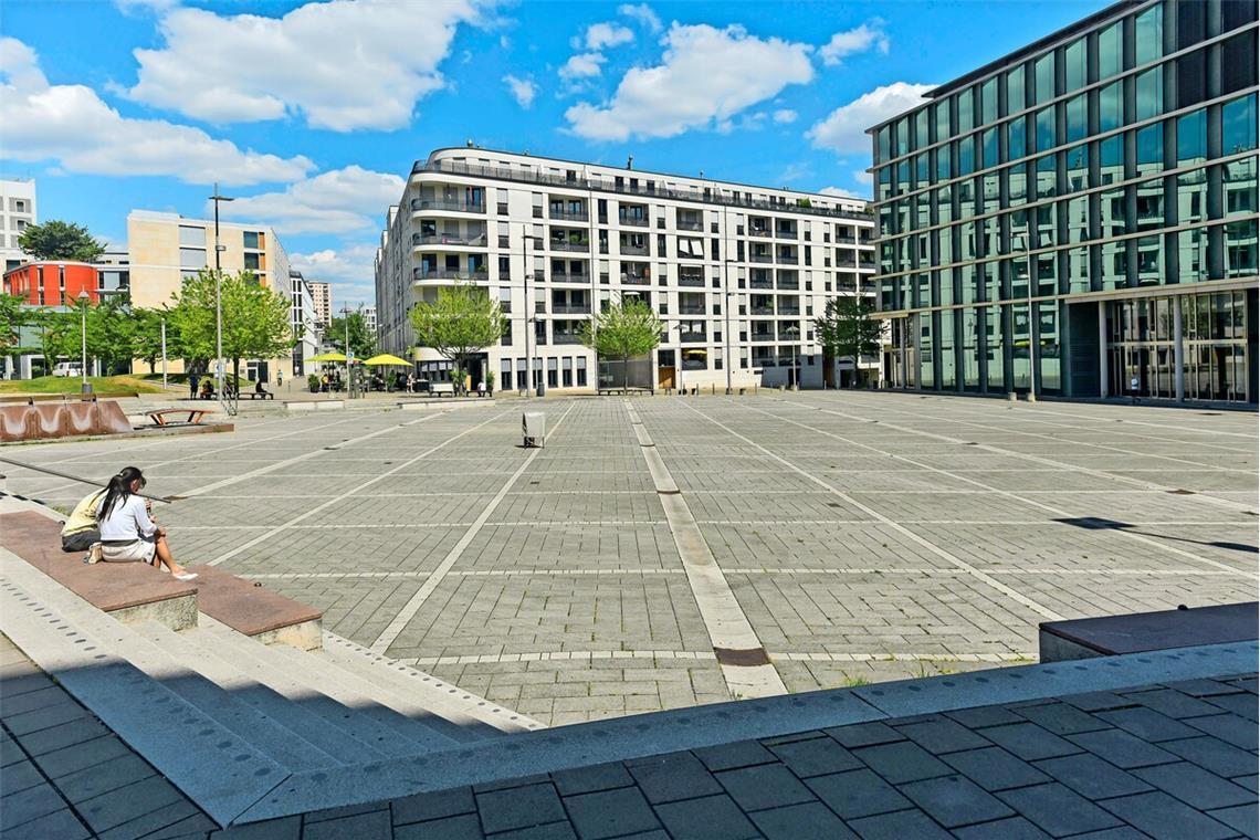 Im Hochsommer ist der Pariser Platz ein Ort mit wenig Schatten.