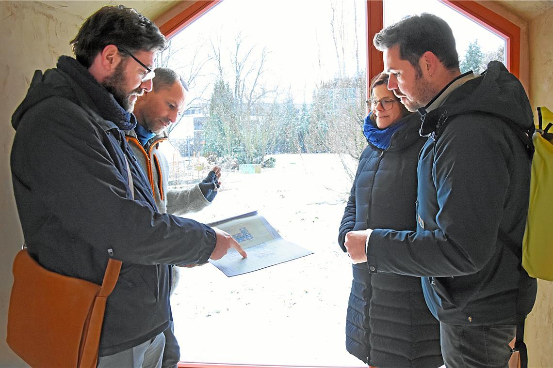 Neues Backnanger Wohnprojekt gegen die Anonymität Im hölzernen „Jokerhaus“ besprechen (von links) Stadtplanungsamtsleiter Tobias Großmann, die Eigentümer Thomas Pinnel und Caroline Hafner-Pinnel sowie Architekt Lukas Brenner die Baupläne. Foto: Tobias Sellmaier