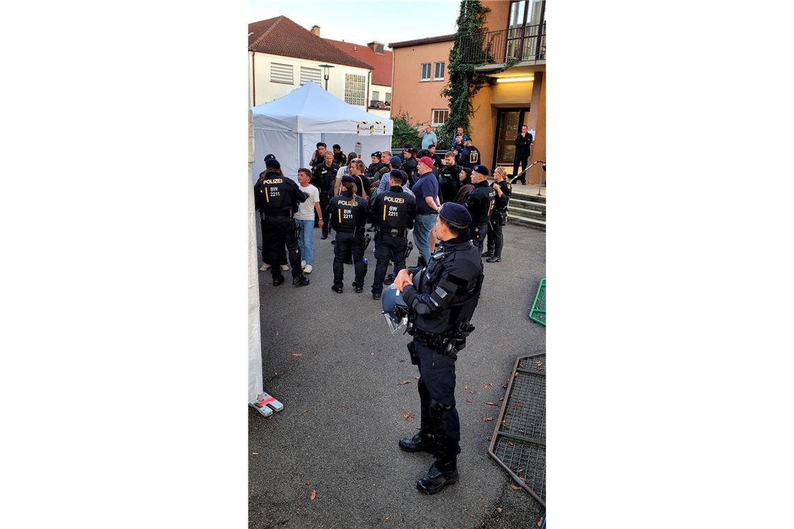 Polizei zieht positive Bilanz nach Palmer-Frohnmaier-Gespräch Im Hof vor der Halle hat die Polizei einige Störer festgesetzt.