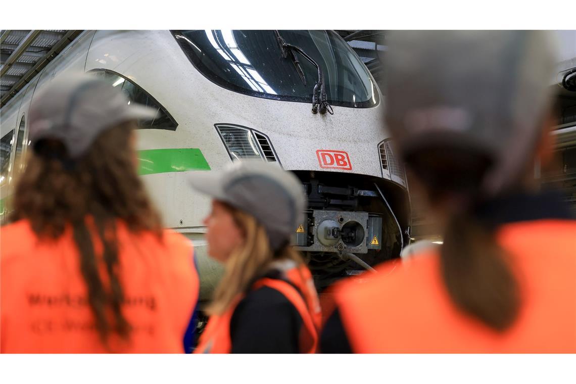 Bahn nutzt Stromspeicher aus alten E-Auto-Batterien Im ICE-Werk Leipzig werde Züge gewartet.
