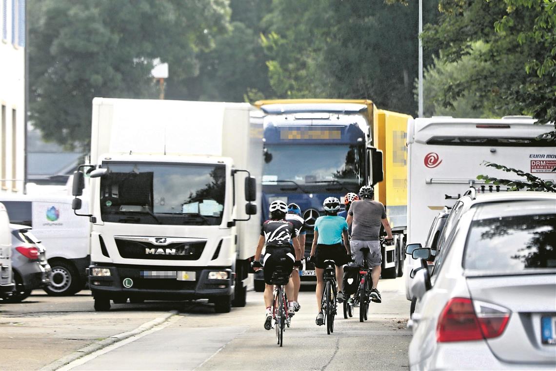 Im Industriegebiet in Remshalden ist der Remstal-Radweg überhaupt nicht mehr idyllisch, sondern ein Hindernislauf zwischen Lkw hindurch.