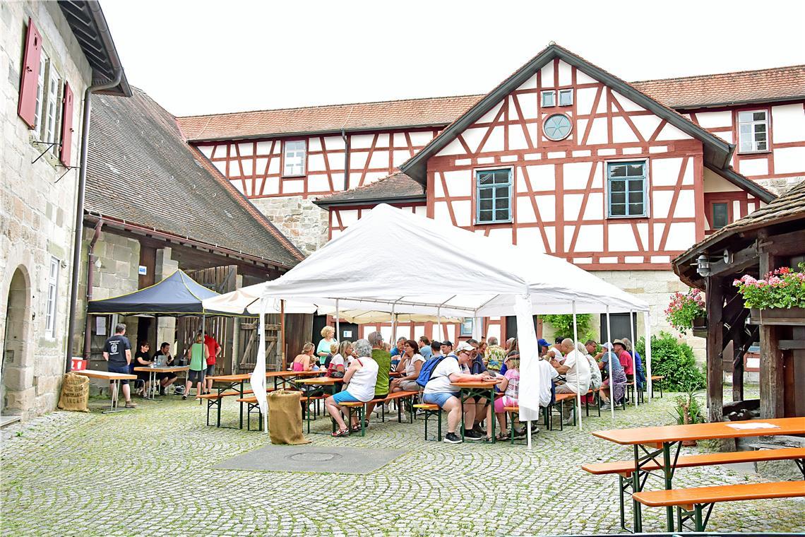 Im Innenhof der Burg Reichenberg ließen sich die Gäste Kaffee und selbst gebackene Kuchen schmecken. Fotos: Tobias Sellmaier