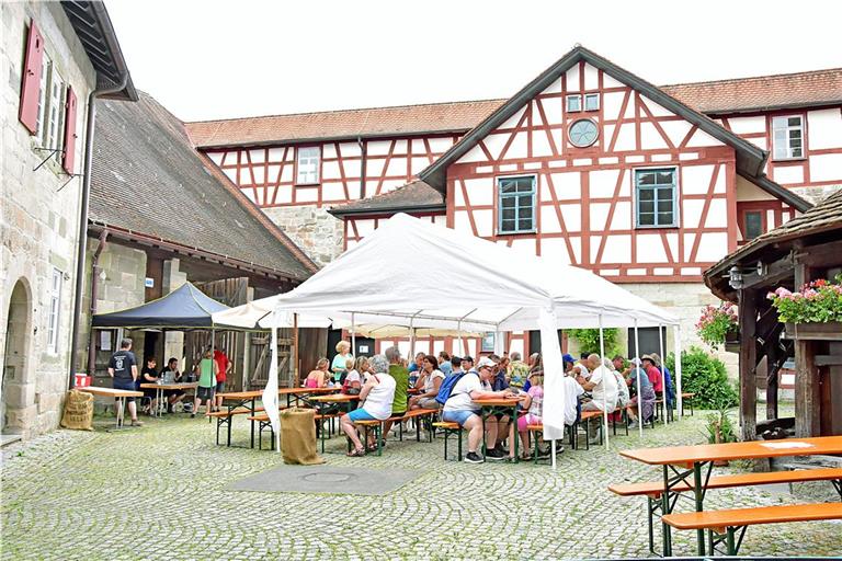 Im Innenhof der Burg Reichenberg ließen sich die Gäste Kaffee und selbst gebackene Kuchen schmecken. Fotos: Tobias Sellmaier