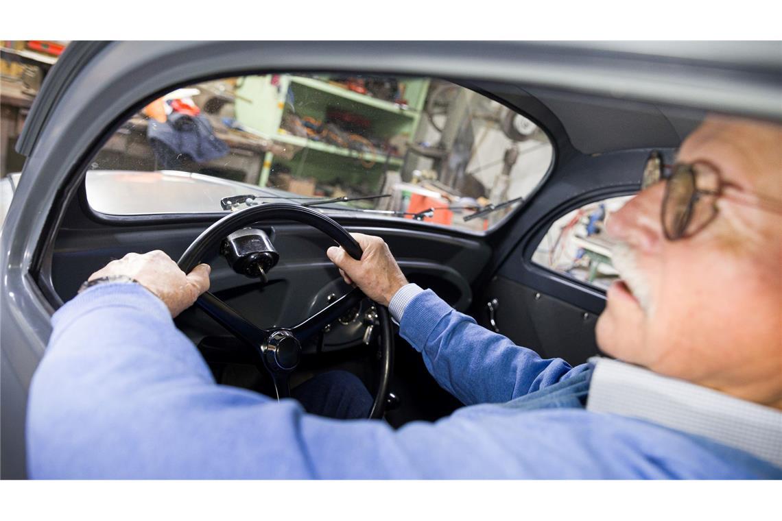 Ältester VW Käfer der Welt fährt wieder Im Innenraum ist für größere Menschen kaum Platz, die Beine unter das Lenkrad zu bekommen.
