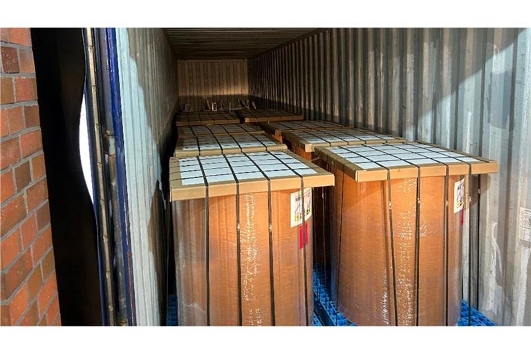 Im Inneren der Papierrollen waren 400 Pakete mit Heroin versteckt, die der Zoll bei einer Röntgenkontrolle im Hamburger Hafen entdeckte.