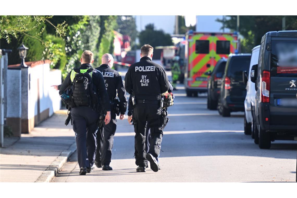 Im Inneren des Hauses fanden Polizisten Sprengfallen.