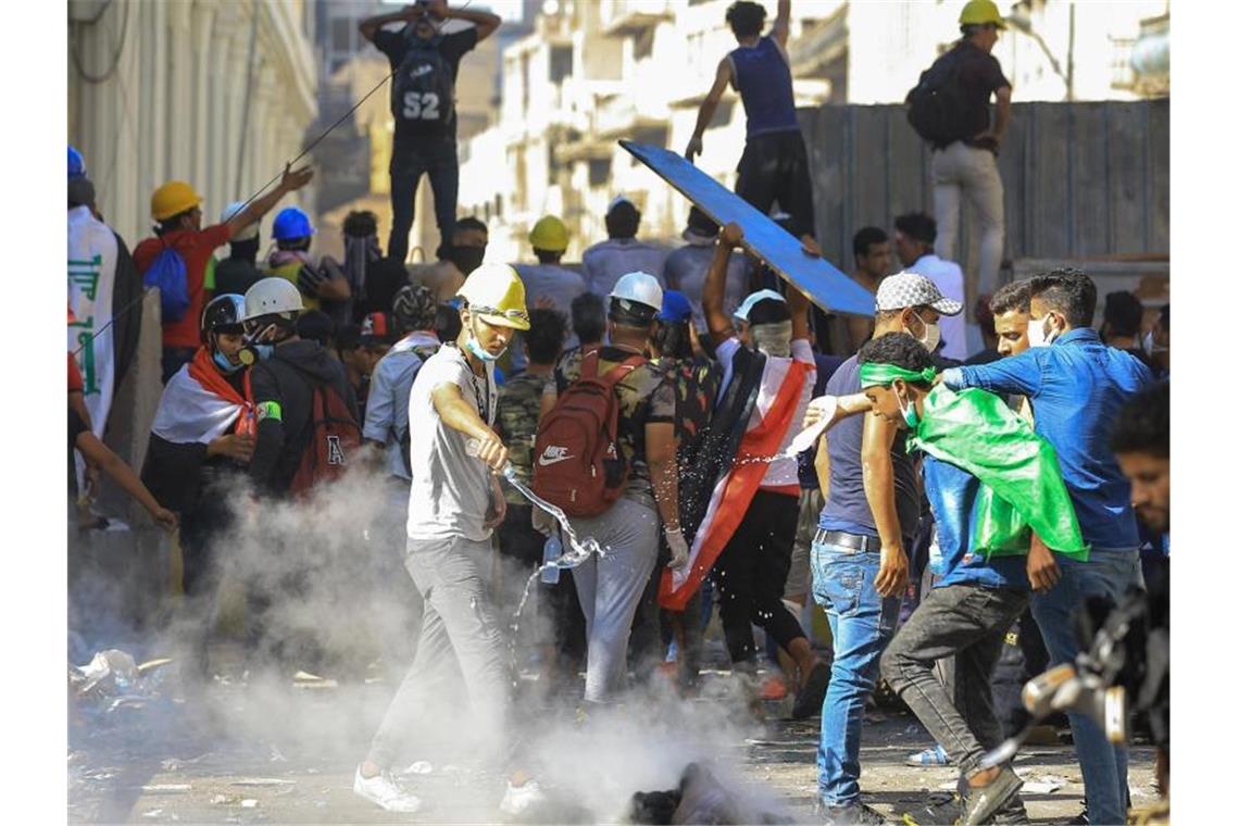 Erneut Tränengaseinsatz gegen Demonstranten im Irak Im Irak kommt es seit Anfang Oktober zu Massenprotesten gegen die Regierung, der die Demonstranten die Verschwendung von Staatsgeld und Korruption vorwerfen. Foto: Ameer Al Mohammedaw/dpa