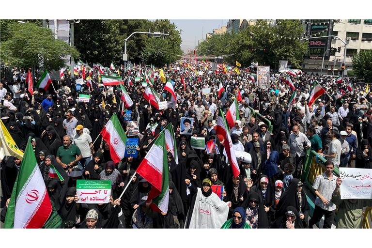 Im Iran protestieren die Menschen gegen die israelischen Angriffe.