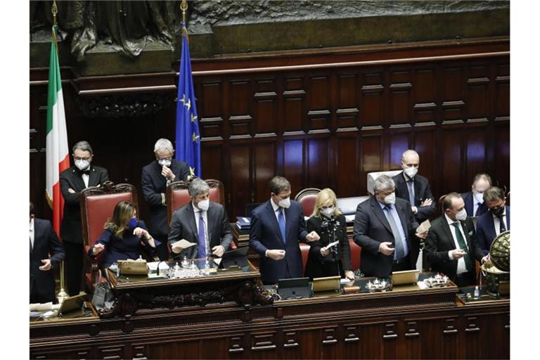Im italienischen Parlament werden die Stimmzettel ausgezählt. Foto: Remo Casilli/Pool Reuters/AP/dpa