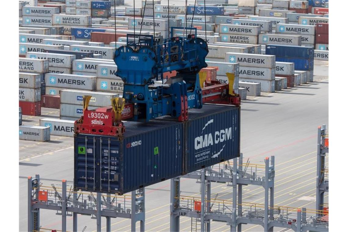 Im JadeWeserPort, Wilhelmshaven, werden Container verladen. Foto: Ingo Wagner