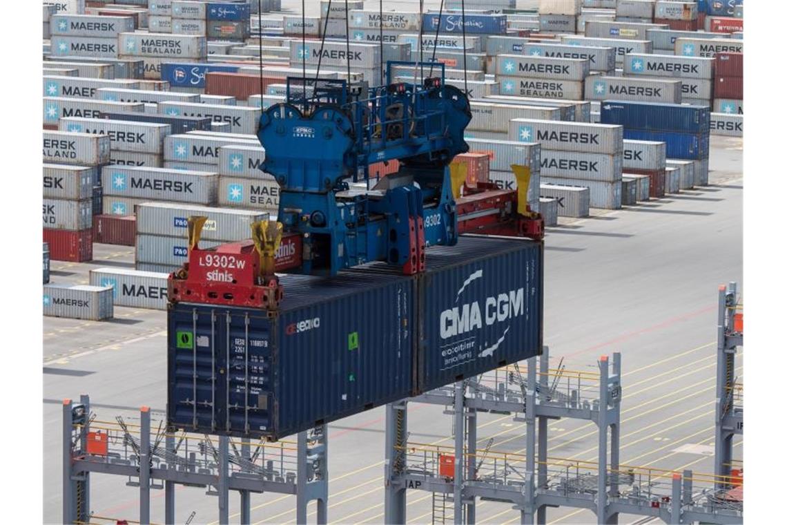„Schlag ins Kontor“: DIHK senkt Exportaussichten für Firmen Im JadeWeserPort, Wilhelmshaven, werden Container verladen. Foto: Ingo Wagner