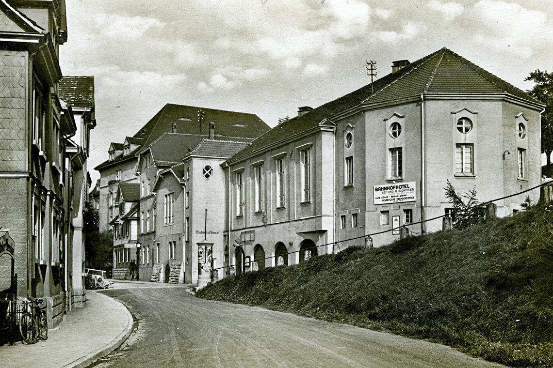 Sogar aus Bangkok kam ein Vorschlag Im Jahr 1923 ließ der Lederfabrikant Fritz Schweizer einen neuen, großen Anbau mit Theatersaal errichten. Repros: P. Wolf