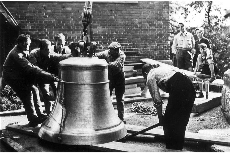 Im Jahr 1950 wurden im Stadtturm vier neue Glocken installiert. Repro: P. Wolf
