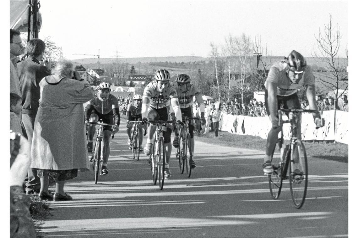 Radrennklassiker feiert runden Geburtstag Im Jahr 1994 haben beim Rundstreckenrennen rund um Waldrems viele Zuschauer am Straßenrand mitgefiebert. Archivfoto: Bernd Strohmaier