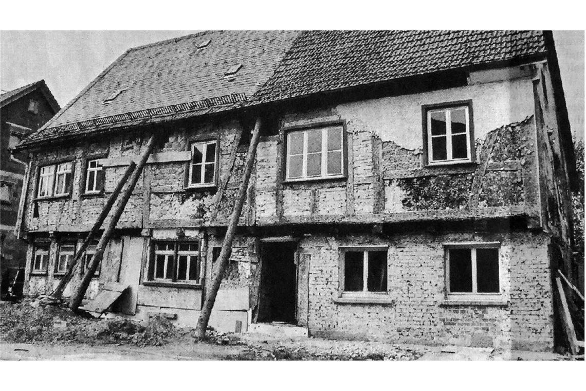 Immer mehr alte Bauernhäuser verschwinden Im Jahr 1997 war dieses Haus in Laichingen (Kreis Ulm) in so schlechtem Zustand, dass es mit langen Stämmen gestützt werden musste. Es ist 1526 gebaut worden. Dann wurde es renoviert...