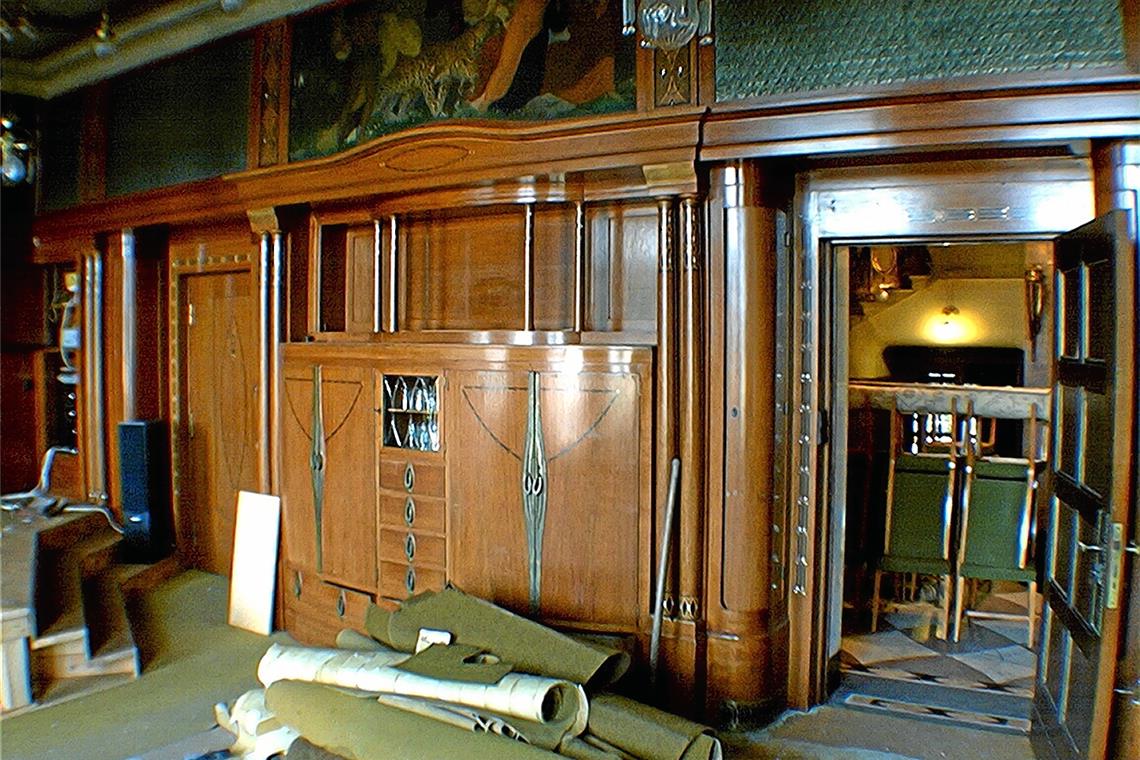Der Kampf um die Villa Franck geht weiter Im Jahr 2000 vor Übernahme der Villa Franck: Der Jugendstilsalon und...