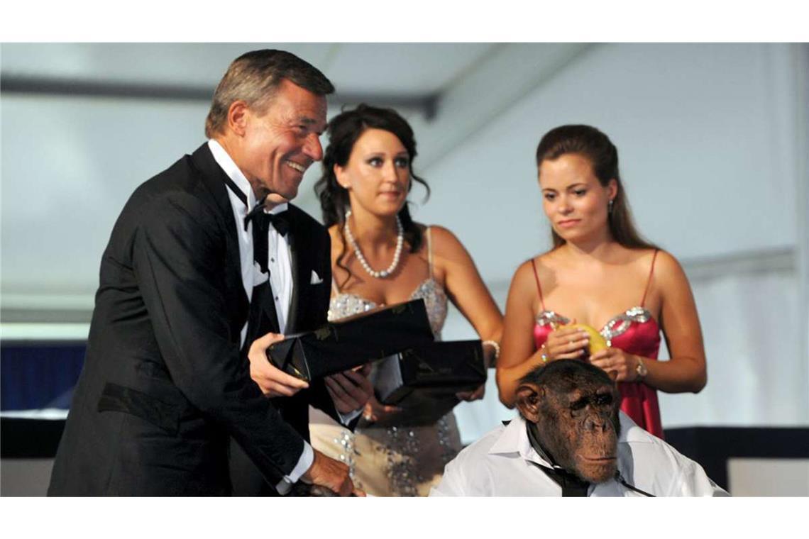Trigema kündigt neuen Werbespot mit Charly an Im Jahr 2012 zu Wolfgang Grupps 70. Geburtstag buchten dessen Kinder und heutige Trigema-Chefs Bonita und Wolfgang Grupp junior einen Schimpansen aus dem Schwaben-Park und überraschten ihren Vater damit.
