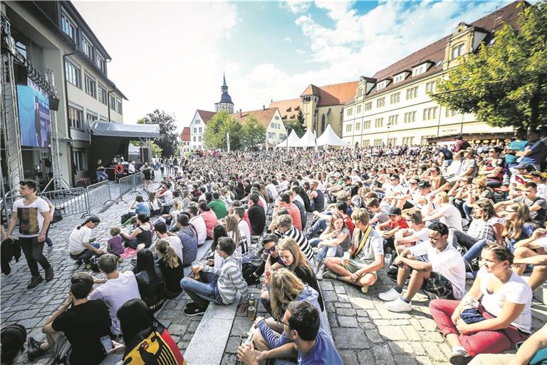 Im Jahr 2016 fallen Europameisterschaft und Straßenfest wieder einmal zusammen. Am Stiftshof wird am Sonntag anlässlich des Achtelfinalspiels gegen die Slowakei ein Public Viewing auf die Beine gestellt. Das Spiel gewinnt Deutschland mit 3:0. Archivfotos: Alexander Becher