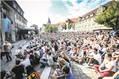 Im Jahr 2016 fallen Europameisterschaft und Straßenfest wieder einmal zusammen. Am Stiftshof wird am Sonntag anlässlich des Achtelfinalspiels gegen die Slowakei ein Public Viewing auf die Beine gestellt. Das Spiel gewinnt Deutschland mit 3:0. Archivfotos: Alexander Becher